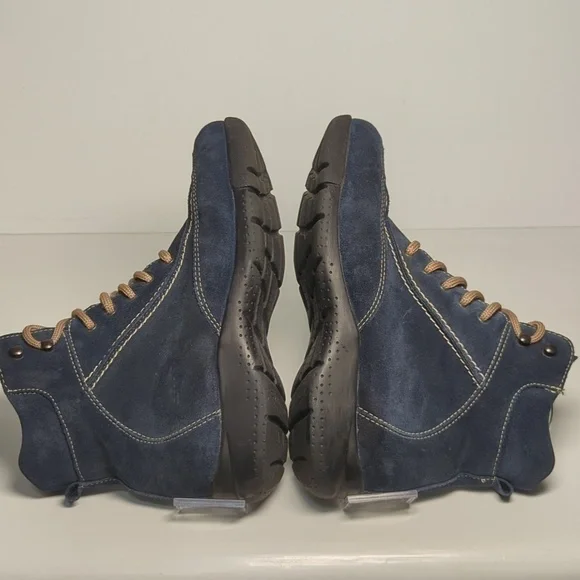 LA Canadienne Trista Suede Ankle boots women's size 6 - Picture 6 of 16